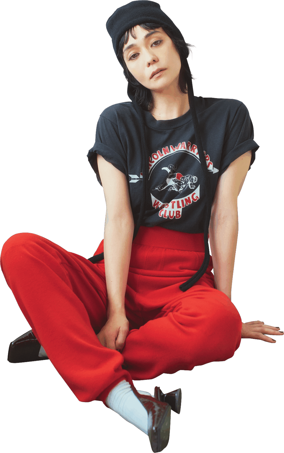 ★Tシャツ¥11,800（ブドワール）、パンツ¥33,000（ナゴンスタンス）、ニットキャップ¥24,196（ベースレンジ／エディット フォー ルル）、ソックス¥3,900（TW）、パンプス¥59,400（アキラナカ）