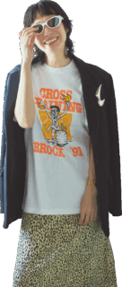 ★Tシャツ¥9,800（スワローエクイップメンツ）、ジャケット¥72,600（ジーヴィージーヴィー／grapevine by k3）、★スカート¥7,920（サンタモニカ 原宿店）、★ジャケットに着けたブローチ¥20,000（ベランダ 表参道）、サングラス¥49,500（プロジェクトプロダクト／エディット フォー ルル）、時計¥8,800（カシオ クラシック／カシオ計算機 お客様相談室）