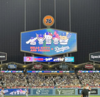 スクリーンには、ドジャースのユニフォームを着たサンリオのキャラクターたちが！