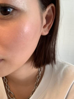 「朝のベースメイクの仕上げにはもちろん、自然なツヤにしたいときはベースメイクの前に、ツヤ感をちゃんと出したいときは仕上げに使うのがおすすめ。スキンケア効果の高いアイテムなので、夕方のくすみが気になる時にお直しで使うと、肌にうるおいを与えてくれてピンとしたハリ肌が復活します」