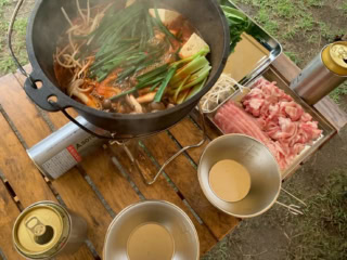 「“キャンプ飯”を追求中。先日はついに、念願だったしゃぶしゃぶをしました！大自然の中で食べるご飯はいつも格別です」