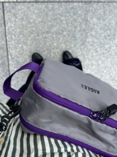 ポーチの厚さはこのくらい。撥水素材でスポーティなワンポイントに。