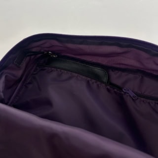 内側にはチャック付きのポケット。お財布や鍵などの収納に。