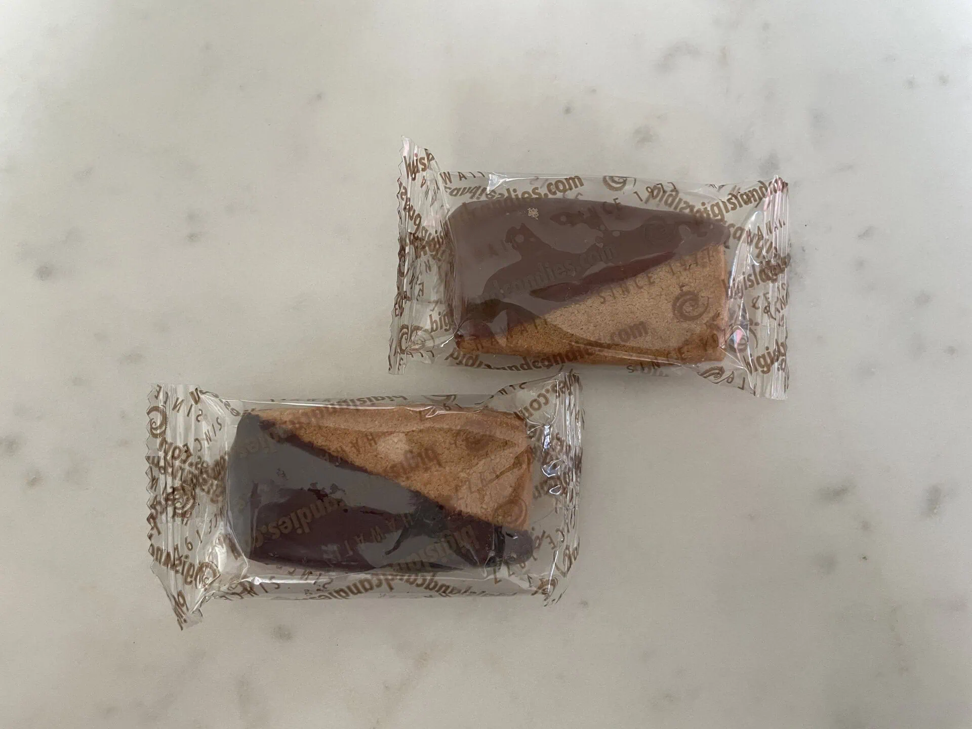 【ビッグアイランド・キャンディーズ】ビッグアイランド・キャンディーズ・グルメ・バッグの中身の一部。チョコディップなしクッキー、マカデミアナッツ、チョコも入ったアソートです