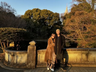 03■ご夫婦で明治神宮をお散歩するときもヒョウ柄パンツ。