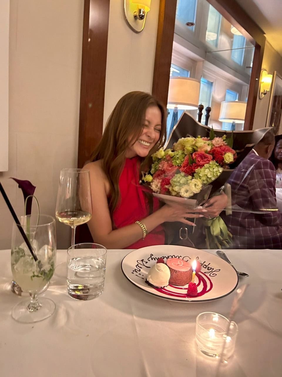 誕生日当日のディナーでお花とプレゼントを頂き、大喜びの様子♥