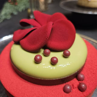 ザ・カハラ ・クリスマス2025 “ROUGE”。カハラのアイコン、真っ赤なプルメリアが可愛い！ ピンクのツブツブはペッパーではなく、クッキーでした。