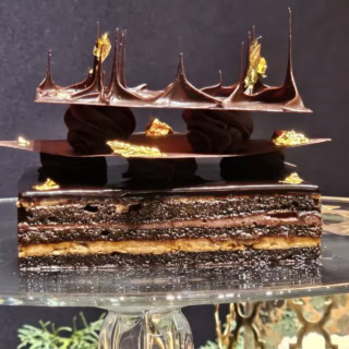 クリスマス・オペラ。横から見ると見事なレイヤード。カハラと言えばこのオペラ！ 名物ケーキをクリスマスにも。