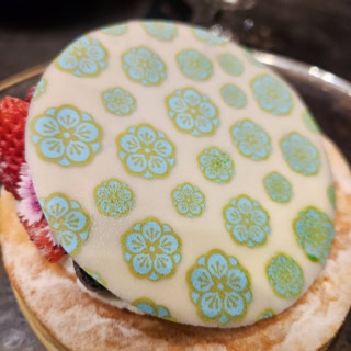 クリスマス・フロマージュ。ハワイらしい、ハイビスカス柄がプリント。食べるのがもったいない！