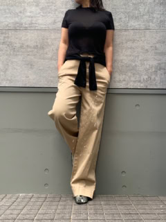ストレッチもきいていてはきやすさも◎。チノパンは￥46,200