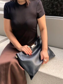 クタッとした質感、大きなサイズ感がこなれたムード漂うクラッチバッグ。デニムと合わせても絶対可愛い♡