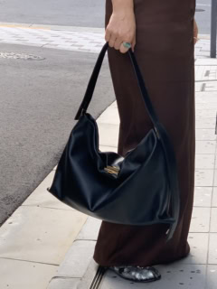 ストラップを短めにしてハンドバッグとして。肩にも掛かります。価格は￥49,500。