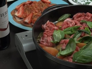 数カ月に１回友人宅で開かれるホームパーティで料理を作っています。
