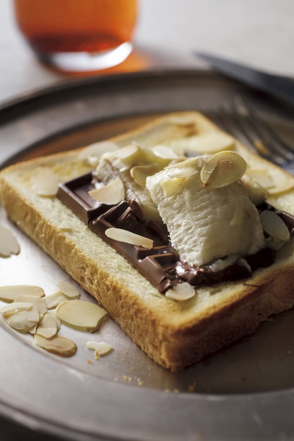 バナナのねっちり濃厚な味わいが間違いない♡いつもの「食パン」を【チョコバナナトースト】に