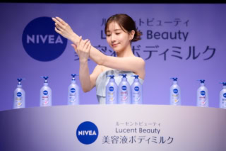 「ニベア ルーセントビューティ 美容液ボディミルク」を実際に使用する田中みな実さん
