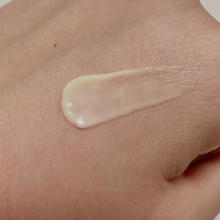 シワの溝にすっと入り込む軽く滑らかなテクスチャー。