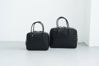 スムースレザータイプの他に、クロコ調レザーもあります。左からCROCO BOX-BOSTON[W20×H15.5×D9cm]￥82,500、[W26×H19×D10cm]￥93,500（共にMAISON CANAU）