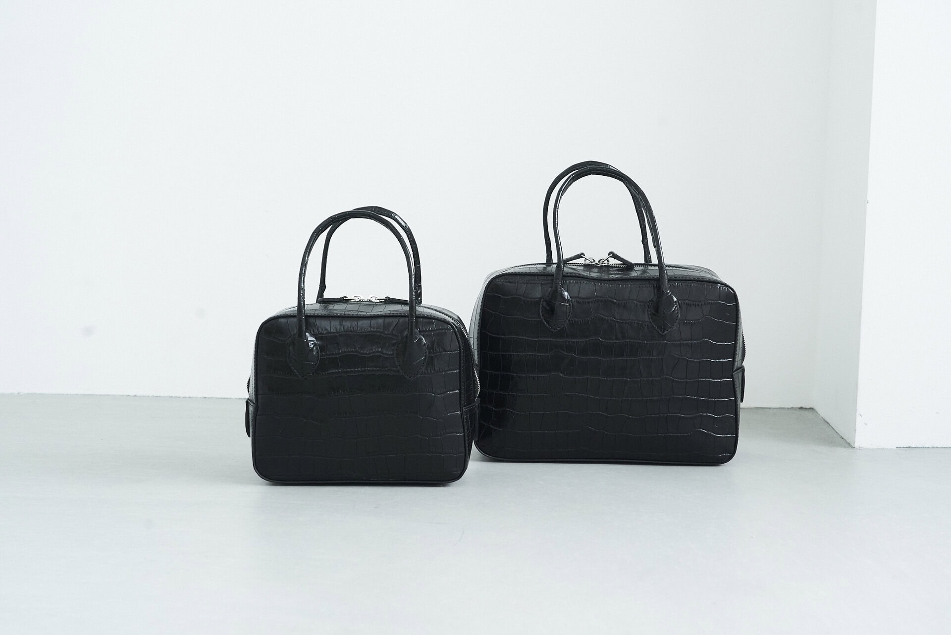 スムースレザータイプの他に、クロコ調レザーもあります。左からCROCO BOX-BOSTON[W20×H15.5×D9cm]￥82,500、[W26×H19×D10cm]￥93,500（共にMAISON CANAU）