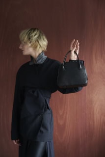 こちらはひと回り小ぶりなSサイズ。荷物の少ない方、ミニバッグ好きな方はぜひこちらを！SHRINK ROUND-BOSTON[W23×H19×D10cm]￥68,200（MAISON CANAU）