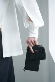 SHRINK LONG-WALLET[W20×H9.5cm]￥28,600、CROCO MINI-WALLET[W10.5×H9cm]￥19,800（共にMAISON CANAU）
