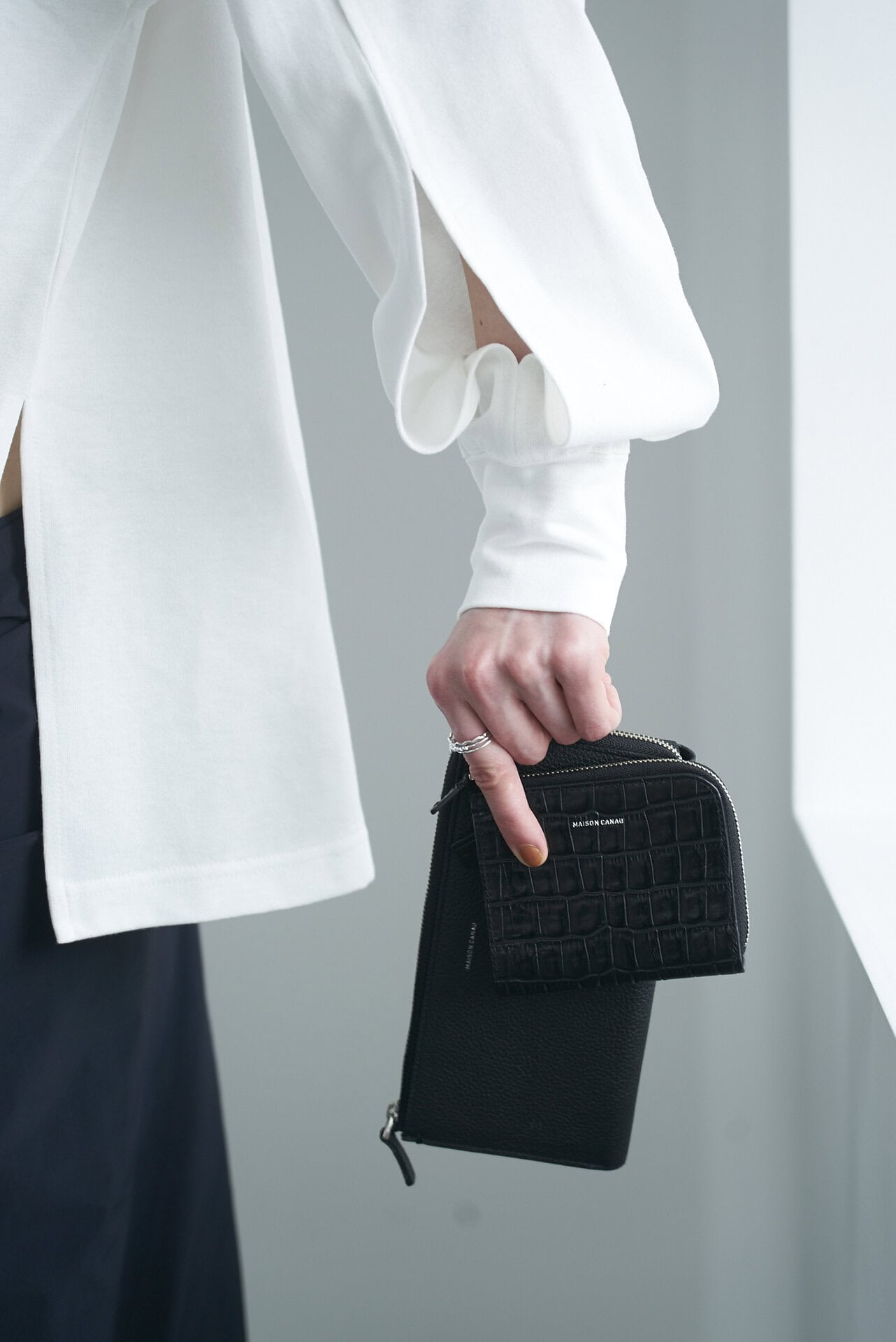 SHRINK LONG-WALLET[W20×H9.5cm]￥28,600、CROCO MINI-WALLET[W10.5×H9cm]￥19,800（共にMAISON CANAU）