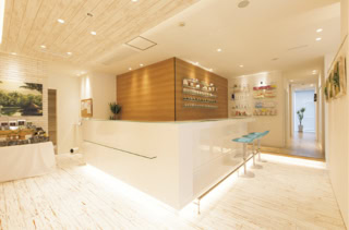 【住】 大阪府大阪市中央区南船場4-5-8 ラスターオン心斎橋9F 【診】10:00～19:00 【休】無休（年末年始を除く） 【料】ピンクピコレーザー ¥88,000※1回