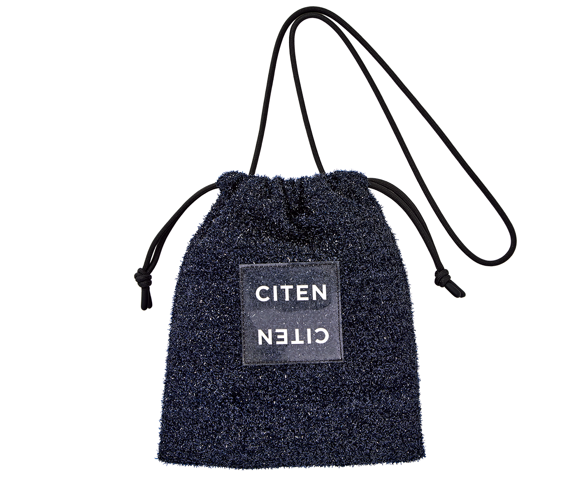 キラキラニットクリアロゴキンチャクショルダー［H27×W22㎝］¥3,960（全てシテン／ユナイテッドアローズ カスタマーサービスデスク）