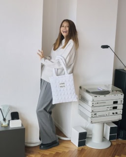 バッグは増刊号付録、スエットフーディ¥6,930、パンツ¥6,930、ローファー¥6,930（全てシテン／ユナイテッドアローズ カスタマーサービスデスク）