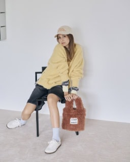 モコモコトートバッグS［H25×W25㎝］¥2,970、ニット¥5,940、ロンT¥4,950、ハーフパンツ¥6,930、キャップ¥3,960、スニーカー¥5,940（全てシテン／ユナイテッドアローズ カスタマーサービスデスク）、ソックスはスタイリスト私物