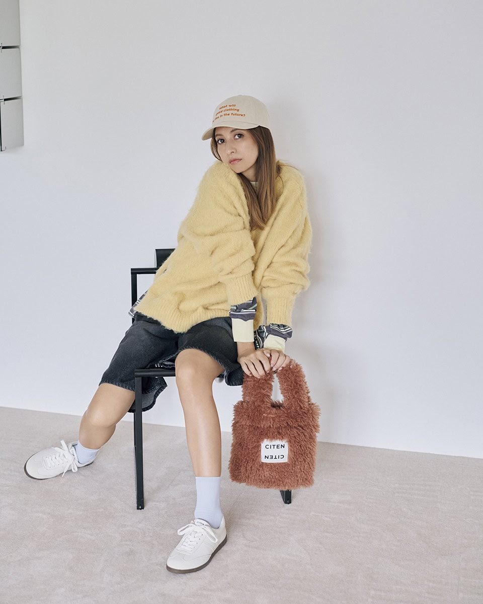 モコモコトートバッグS［H25×W25㎝］¥2,970、ニット¥5,940、ロンT¥4,950、ハーフパンツ¥6,930、キャップ¥3,960、スニーカー¥5,940（全てシテン／ユナイテッドアローズ カスタマーサービスデスク）、ソックスはスタイリスト私物