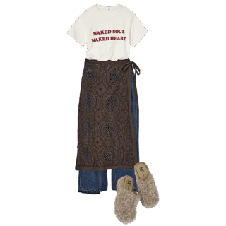 ラップスカート¥25,300（ノーメント／ショールーム セッション）、Tシャツ¥8,800（トウキョウ ウィークリー ジャーナル／バロックジャパンリミテッド）、デニムパンツ¥16,500（サロン アダム エ ロペ）、シューズ¥13,970（シー ユナイテッドアローズ／ユナイテッドアローズ カスタマーサービスデスク）