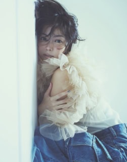 チュールトップス¥53,900、デニムパンツ¥64,900（共にチカ キサダ）、中に着たタンクトップ¥7,700（サロン アダム エ ロペ）