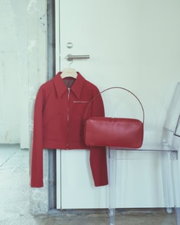 ジャケット¥82,500、バッグ¥81,400（共にオーラリー）