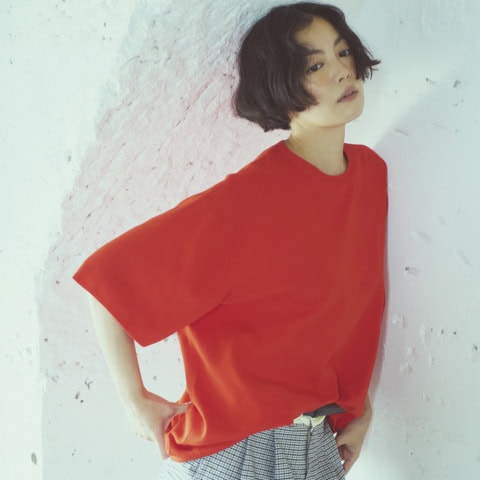 肌が明るく見えてエレガント♡いま、色を投入するなら【赤】！見慣れた夏服が一気に秋になります