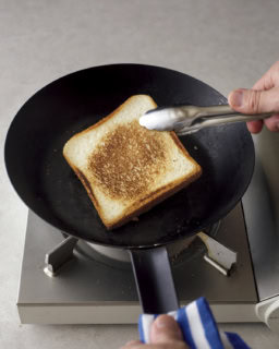 鉄製のフライパン（またはスキレット）で焼く