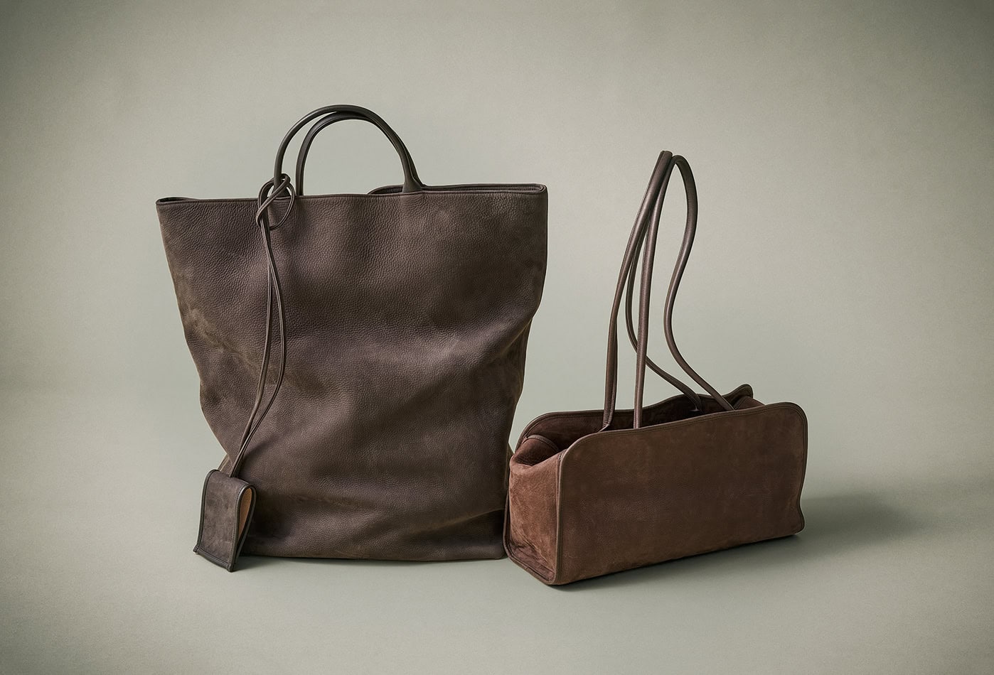 トートバッグ［H48×W45×D18㎝］¥176,000、チャーム¥53,900、ロングハンドルスクエアバッグ［H19×W35.5×D12.5㎝］¥154,000（全てATON W/ NOWHOW STUDIO／エイトン青山）