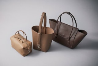左から：ミニボストンバッグ［H15×W26×D13㎝］¥21,450、ワンハンドルバケツバッグ［H26×W18×D18㎝］¥24,200、ラージビジネスバッグ［H26×W55×D10㎝］¥26,400（全てアンドミューク／アマン）