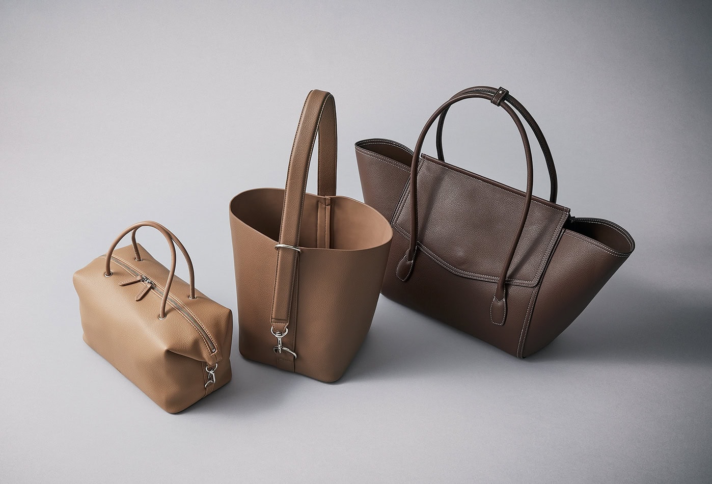 左から：ミニボストンバッグ［H15×W26×D13㎝］¥21,450、ワンハンドルバケツバッグ［H26×W18×D18㎝］¥24,200、ラージビジネスバッグ［H26×W55×D10㎝］¥26,400（全てアンドミューク／アマン）