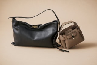 ワンハンドルブラックバッグ［H25.5×W42×D5㎝］¥49,500、ワンハンドルカーキミニバッグ［H13.5×W17×D8.5㎝］¥42,900（共にプンティ／エルディスト ショールーム）