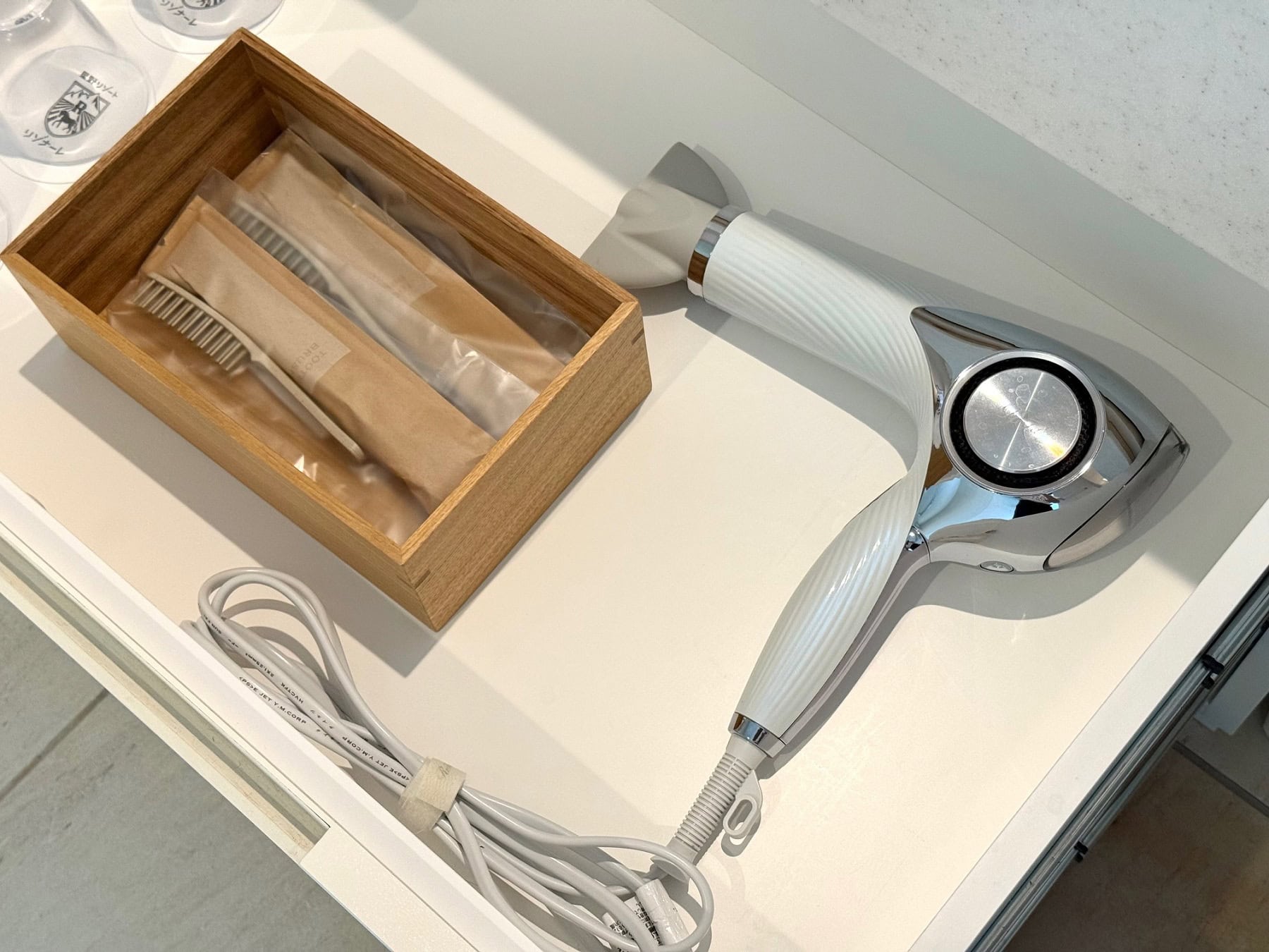 髪を熱から守るセンシング機能と髪内部の水分量をしっかりとどめてくれるハイドロイオン機能がついた、リファ ビューテックのドライヤーもうれしい。