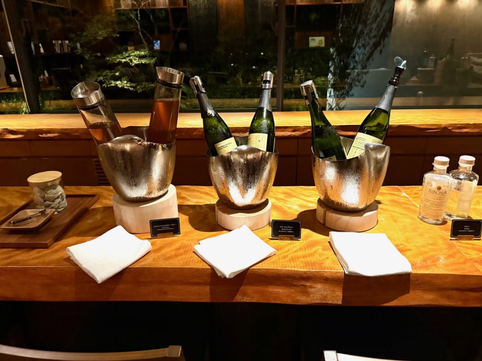 ディナーのあとは、ナイトラウンジでリラックス。スパークリングワインやグラッパなど、20：00～22：00まで、お酒やドリンク、スナックを楽しめます。予約不要＆無料なのがうれしい。