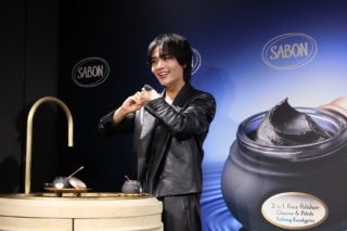 「写真タイムですよ～」と手の甲を見せる、なにわ男子・大西流星さん