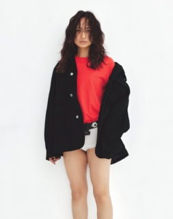 Tシャツ¥15,400（ndx／S＆T）、ジャケット¥94,600（CCU）、ベルト¥58,300（タナカ）、ブルマはスタイリスト私物