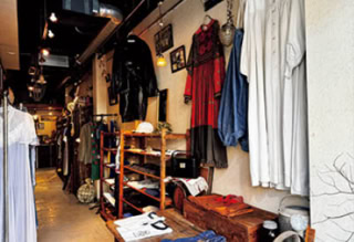 【umber_vintage】アンバー ヴィンテージ 1800年代のヴィクトリアンから1990年代のユーズドまで、幅広い年代のレディスヴィンテージを扱う。2年前に高円寺から移転。9/9まで日本橋髙島屋でポップアップを開催。