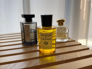 愛用香水は左からL'ARTISAN PARFUMEUR ミュール エ ムスク オードトワレ（写真中央）。新しく仲間入りしたACQUA DI PARMA ボンジョールノ オーデパルファム（視写真左）、Santa Maria Novella ポプリ オーデコロン（写真右）
