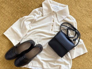 CLANE CRUSHED VELOUR POLO TOPS IVORY￥19,800、MARGARET HOWELL ideaのローファー 、ROH SEOULのショルダーバッグ