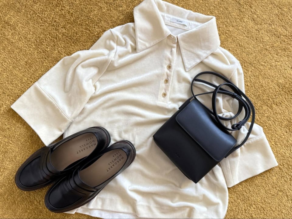 CLANE CRUSHED VELOUR POLO TOPS IVORY￥19,800、MARGARET HOWELL ideaのローファー 、ROH SEOULのショルダーバッグ