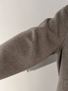 ちょっとわかりにくいかもですが、本当に生地がイイ！ 他のモデルに比べるとちょっとお高めなのも、実物を見ると納得するはず