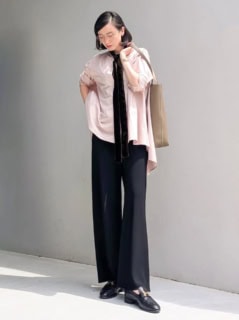 ブラウス￥47,520※ボウタイ付き（エンダレンス／BIGI）、プルミエ アロンディスモンのパンツ、エルメスのバッグとローファー、カーニーの眼鏡、ロレックスの時計、その他は全て本人私物