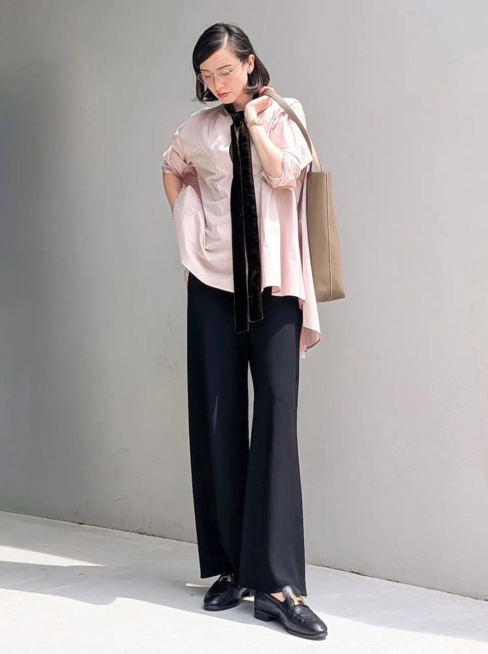 ブラウス￥47,520※ボウタイ付き（エンダレンス／BIGI）、プルミエ アロンディスモンのパンツ、エルメスのバッグとローファー、カーニーの眼鏡、ロレックスの時計、その他は全て本人私物